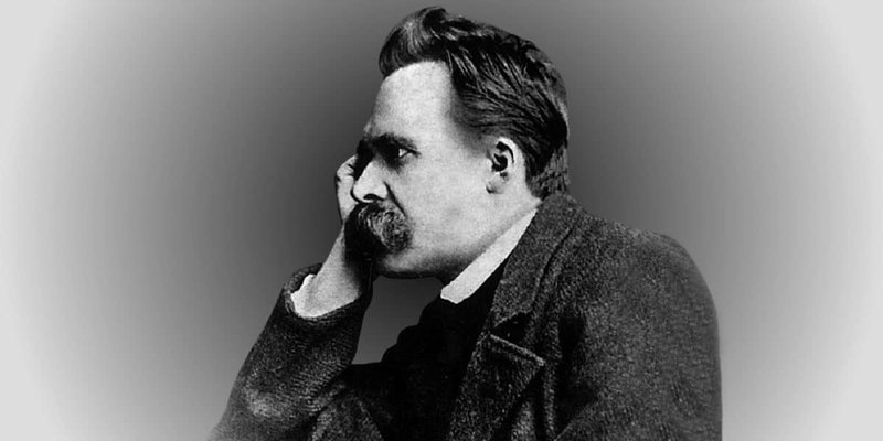 Retrato em preto e branco do filósofo Friedrich Nietzsche, de perfil, com a cabeça apoiada na mão em pose pensativa.