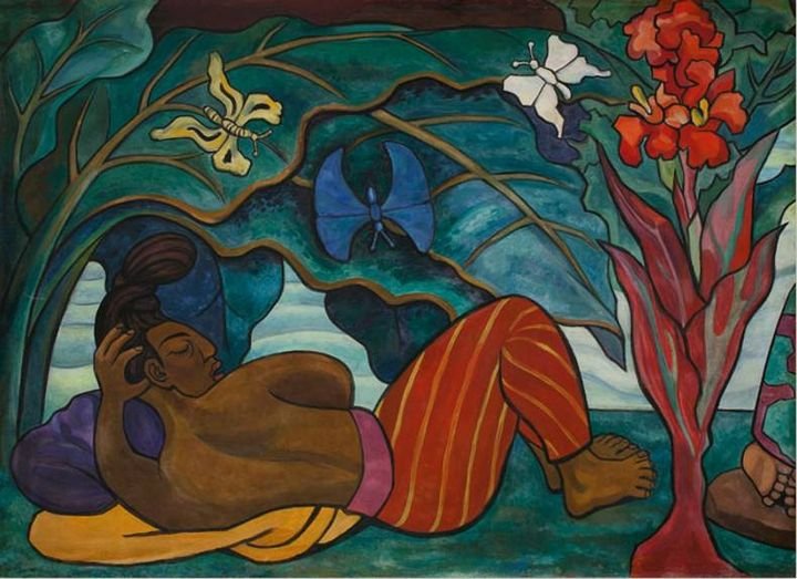 Pintura colorida de uma mulher deitada com os olhos fechados em um cenário tropical de folhas verdes e flores vermelhas. Três borboletas, amarela, azul e branca, flutuam sobre a folhagem exuberante.